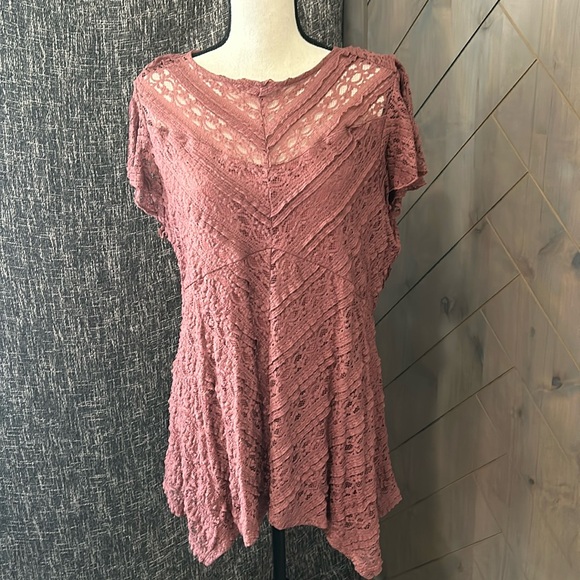 Never worn torrid mauve lace short sleeve top - Picture 1 of 4